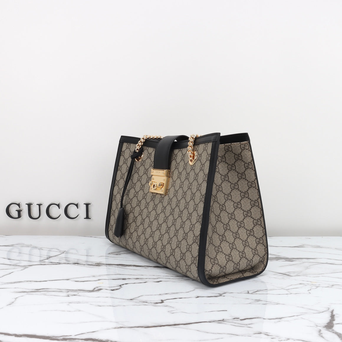 Bolso de cuero con candado