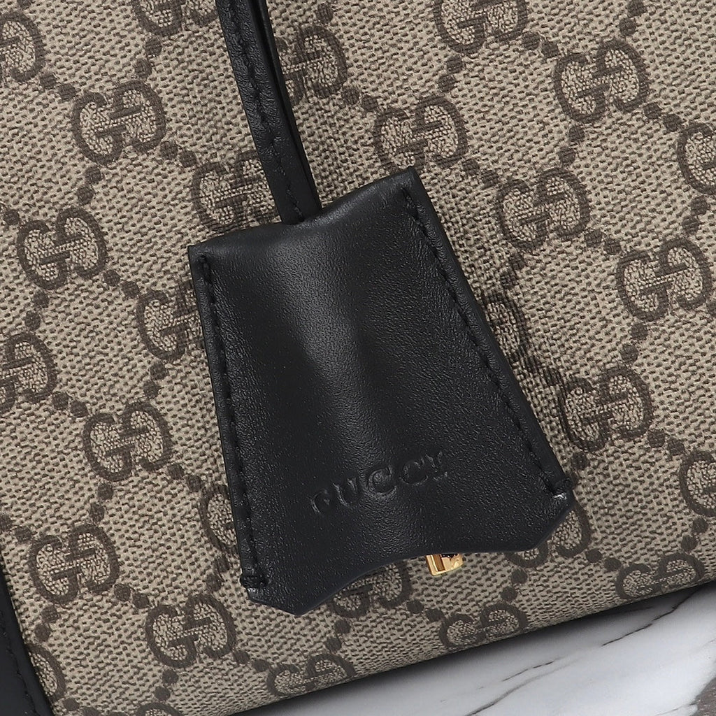 Bolso de cuero con candado
