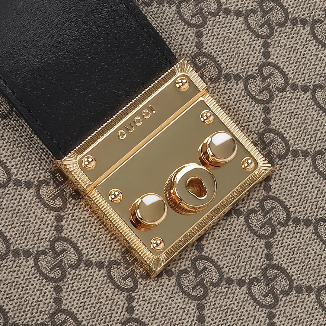 Bolso de cuero con candado