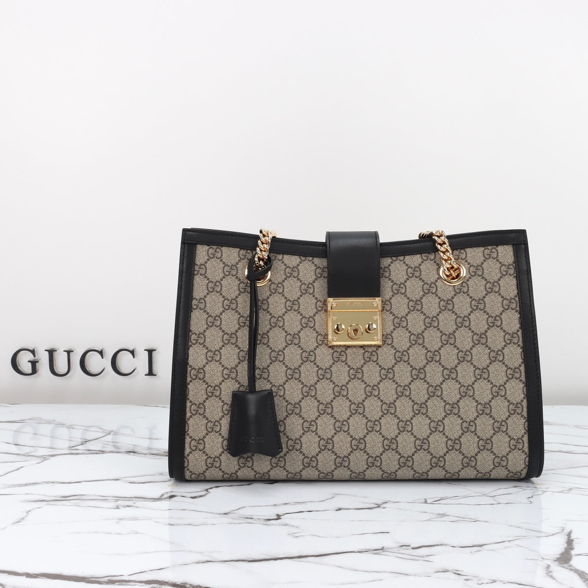 Bolso de cuero con candado