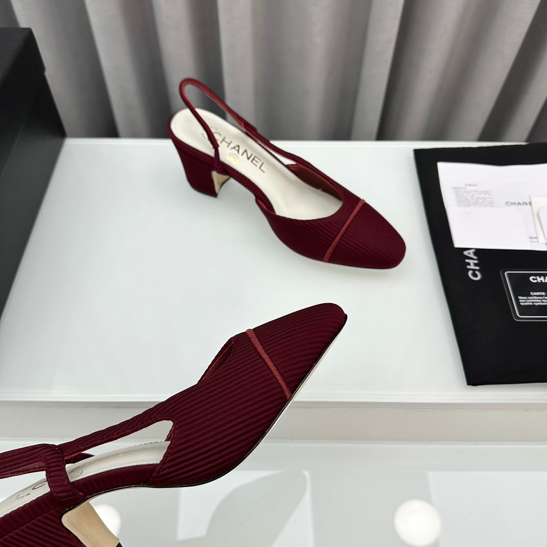Zapatos de tacón bicolor con tira en el talón
