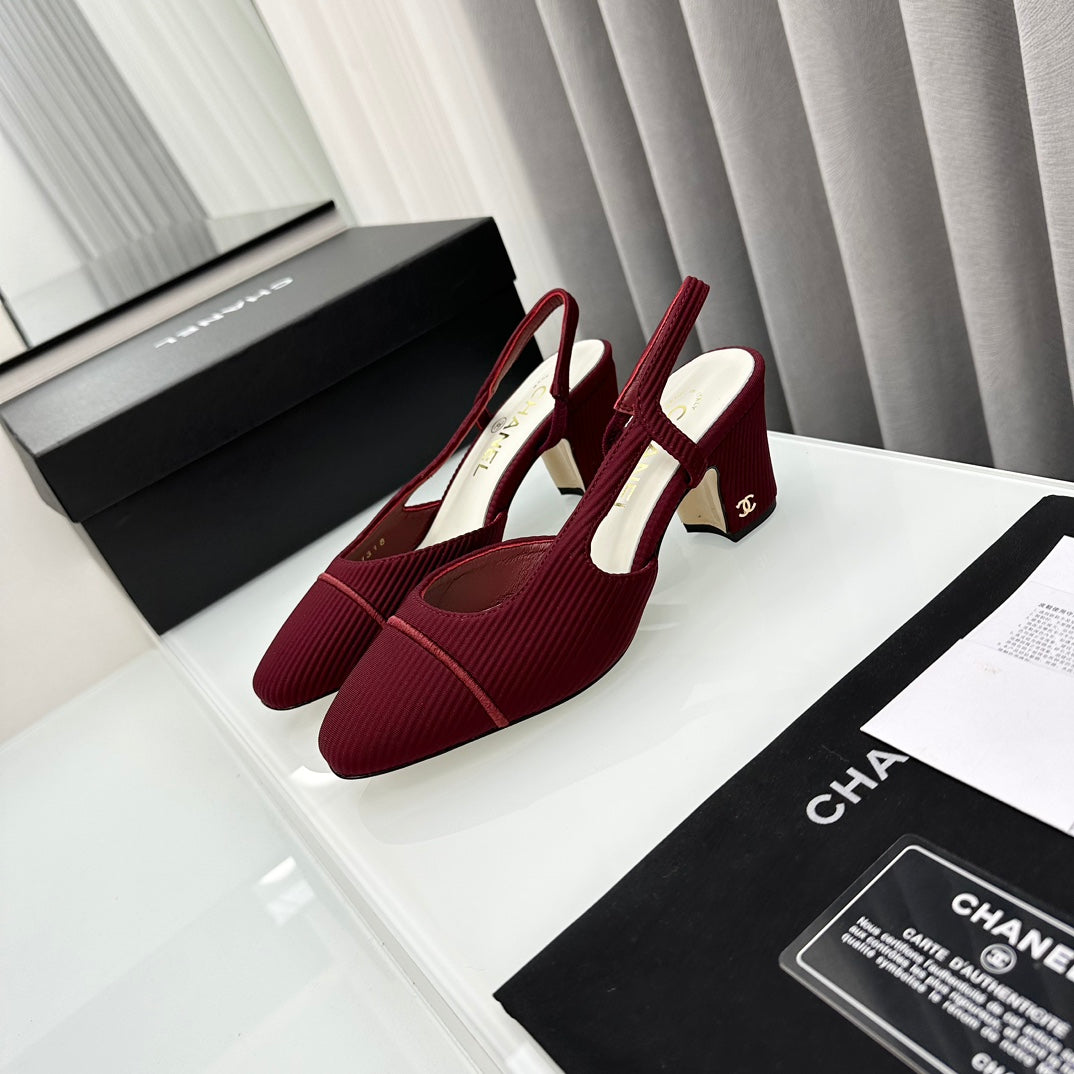 Zapatos de tacón bicolor con tira en el talón