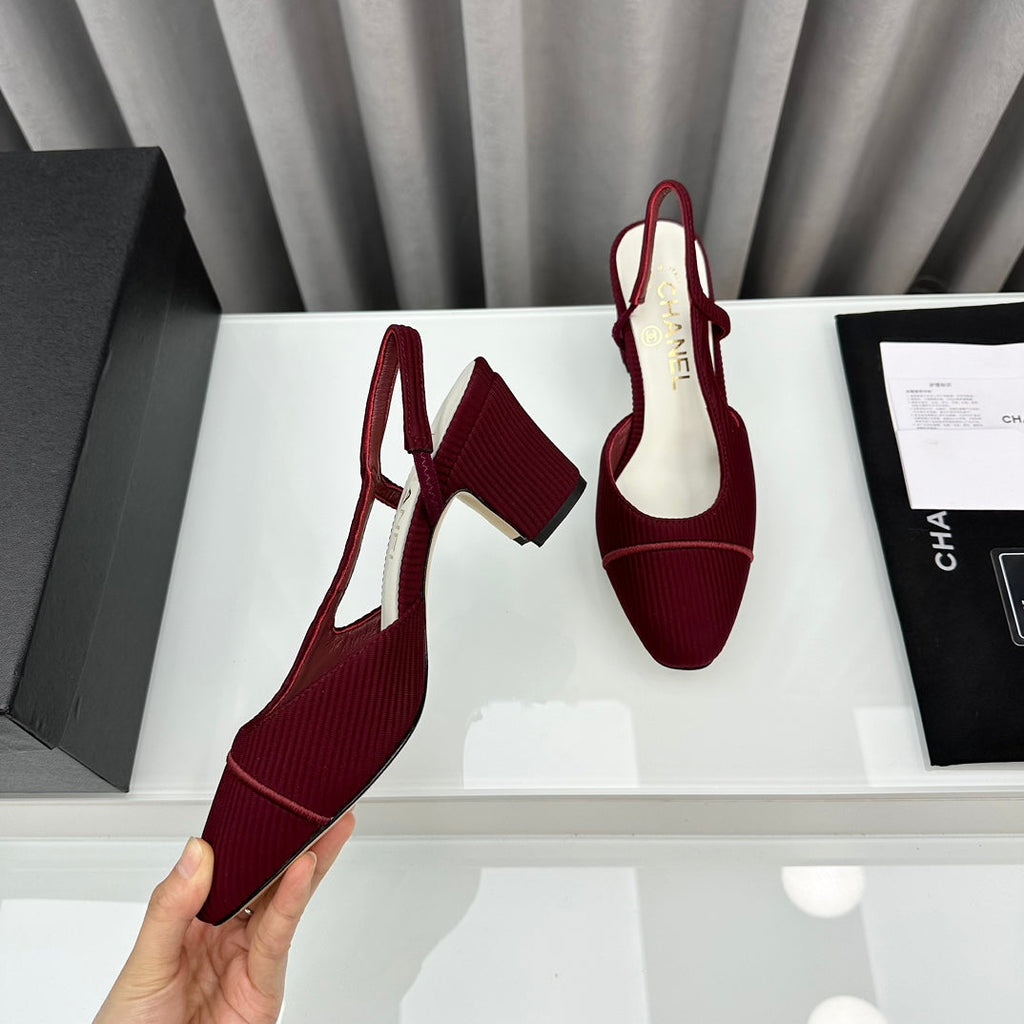 Zapatos de tacón bicolor con tira en el talón