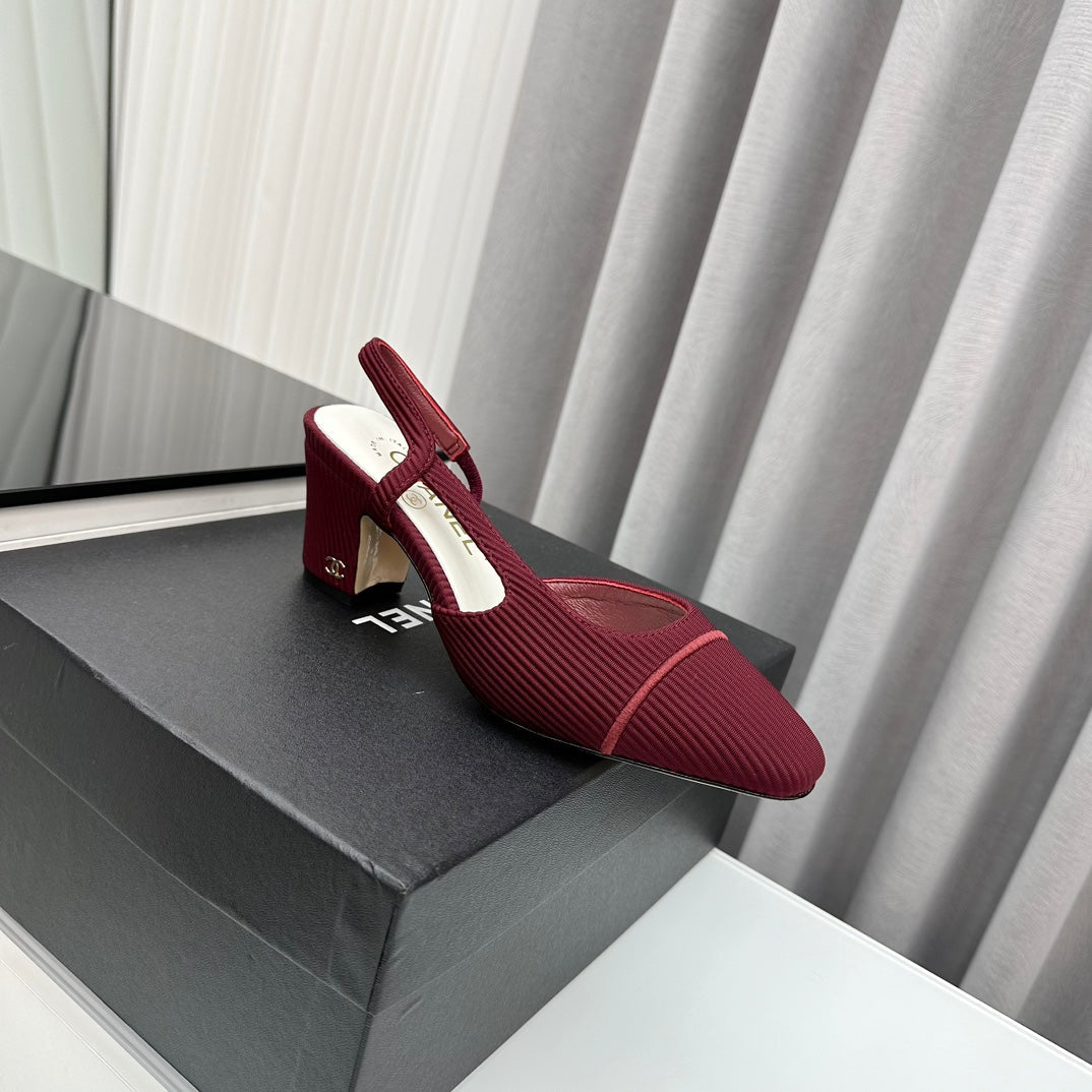 Zapatos de tacón bicolor con tira en el talón