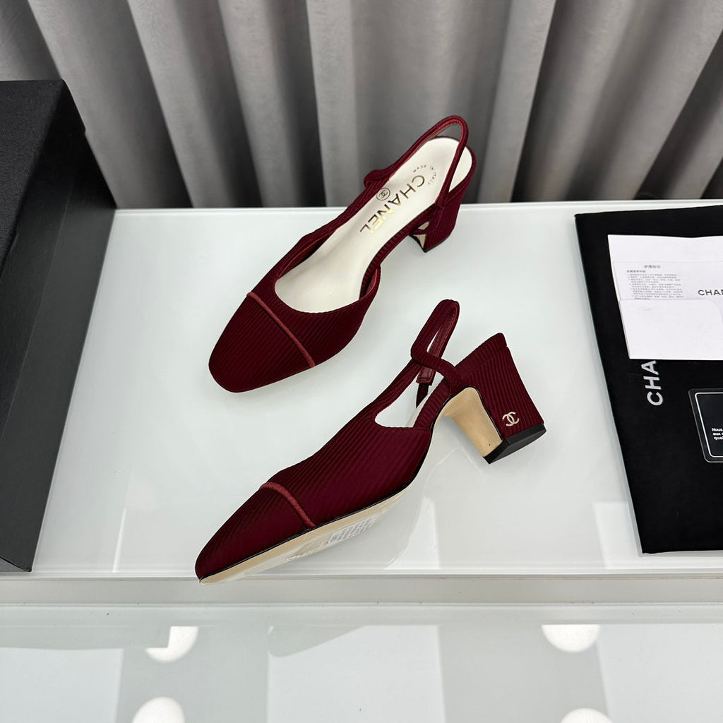 Zapatos de tacón bicolor con tira en el talón