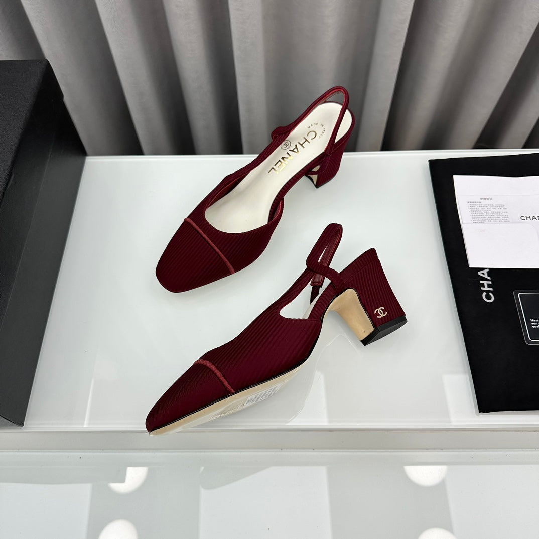 Zapatos de tacón bicolor con tira en el talón
