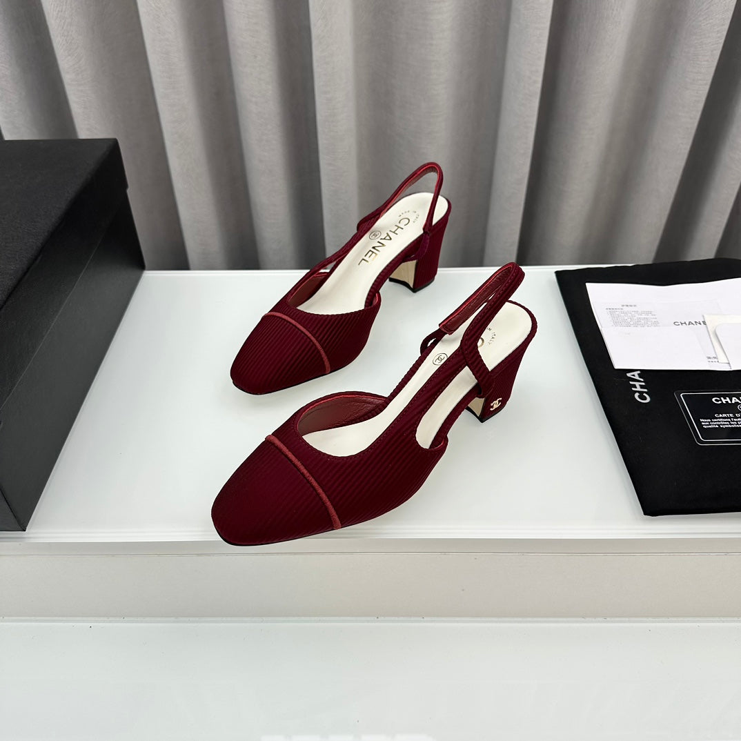 Zapatos de tacón bicolor con tira en el talón