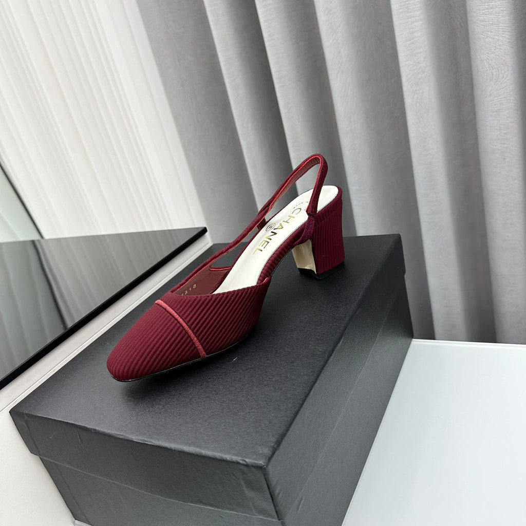 Zapatos de tacón bicolor con tira en el talón