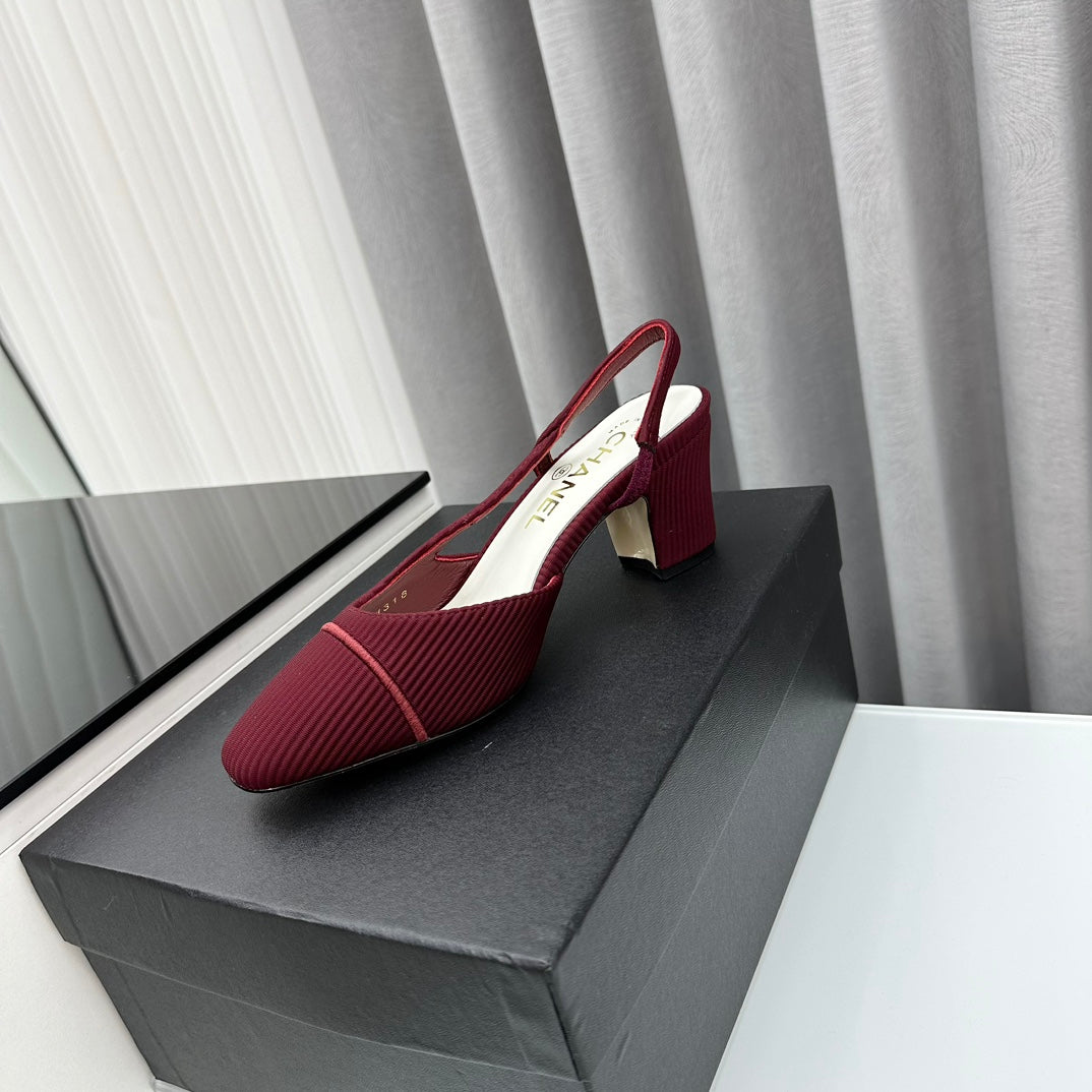 Zapatos de tacón bicolor con tira en el talón
