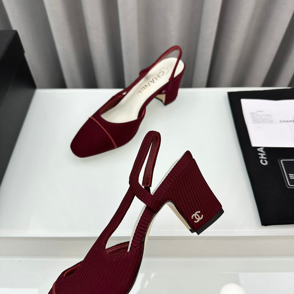 Zapatos de tacón bicolor con tira en el talón