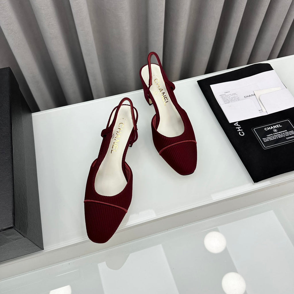 Zapatos de tacón bicolor con tira en el talón