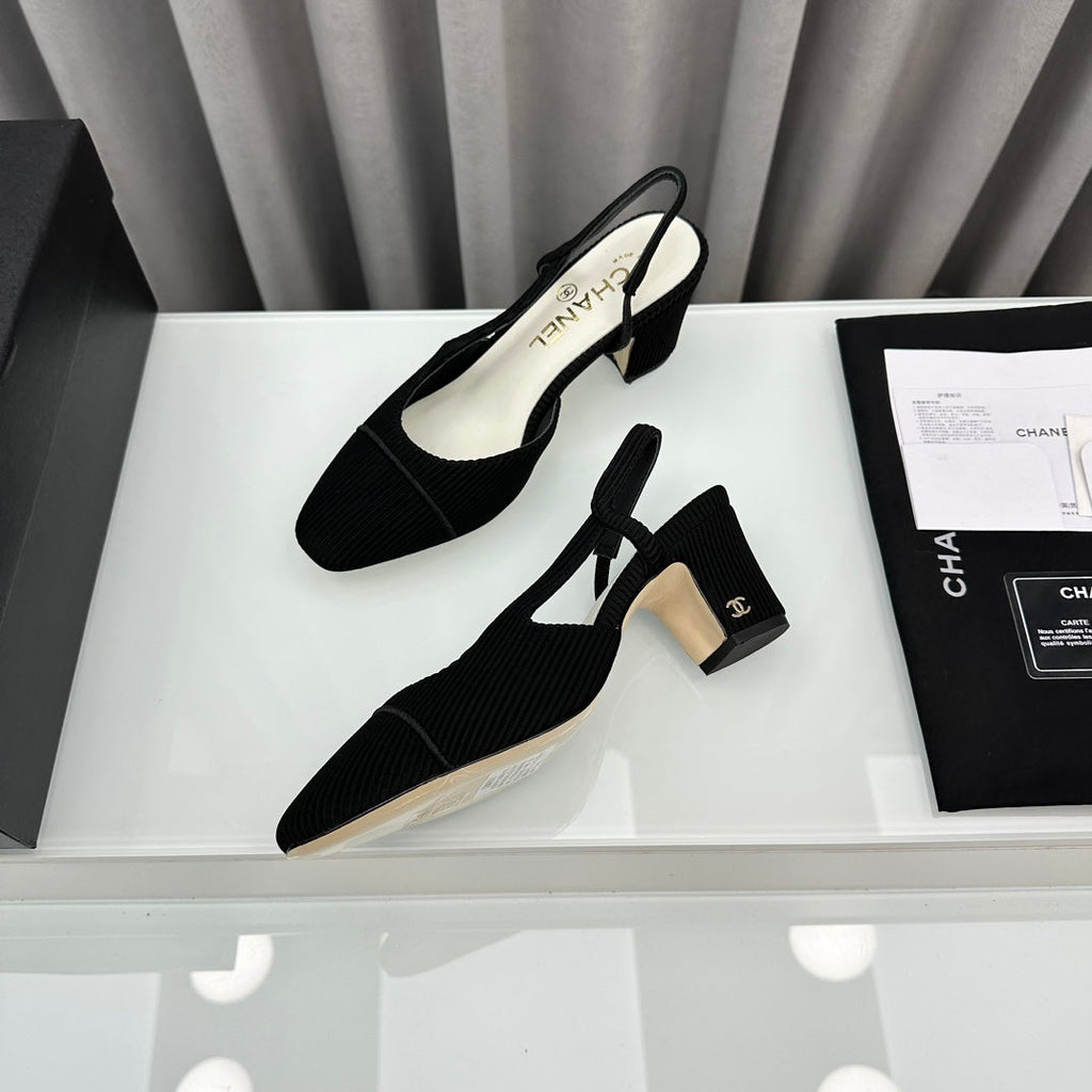 Zapatos de tacón bicolor con tira en el talón