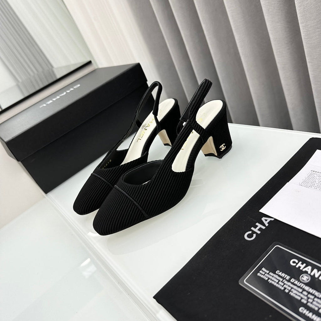 Zapatos de tacón bicolor con tira en el talón
