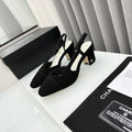 Zapatos de tacón bicolor con tira en el talón