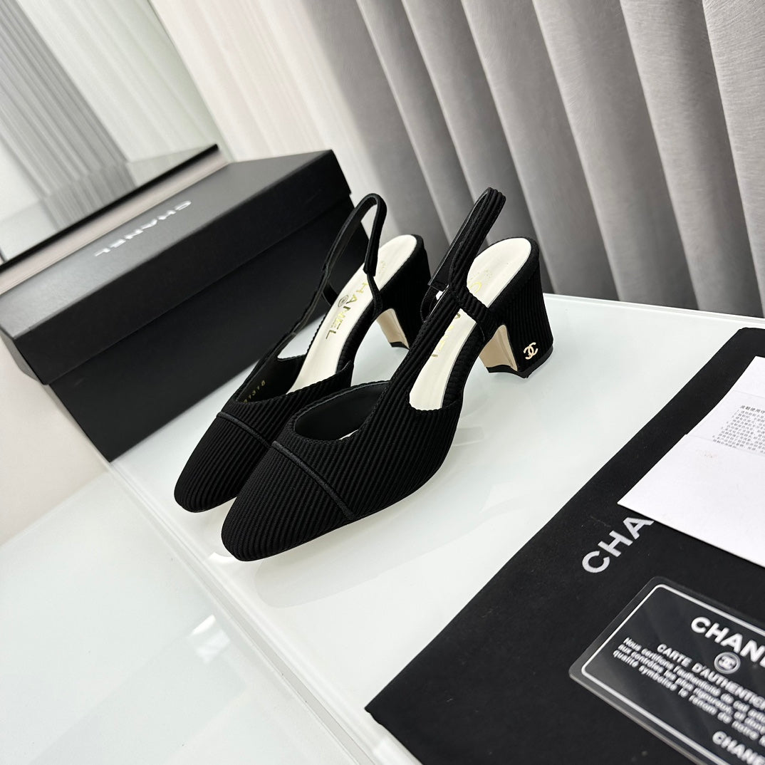 Zapatos de tacón bicolor con tira en el talón