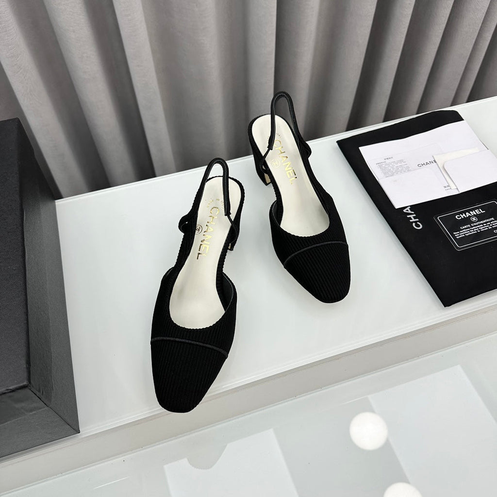 Zapatos de tacón bicolor con tira en el talón