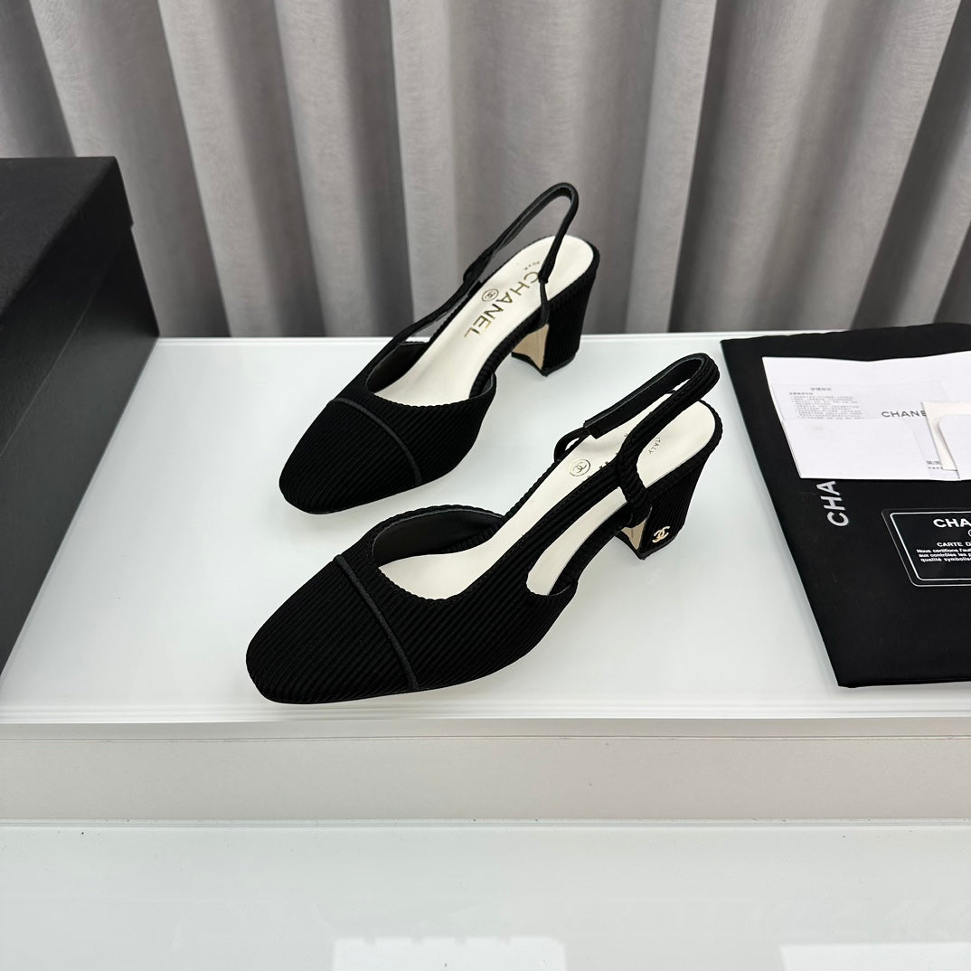 Zapatos de tacón bicolor con tira en el talón
