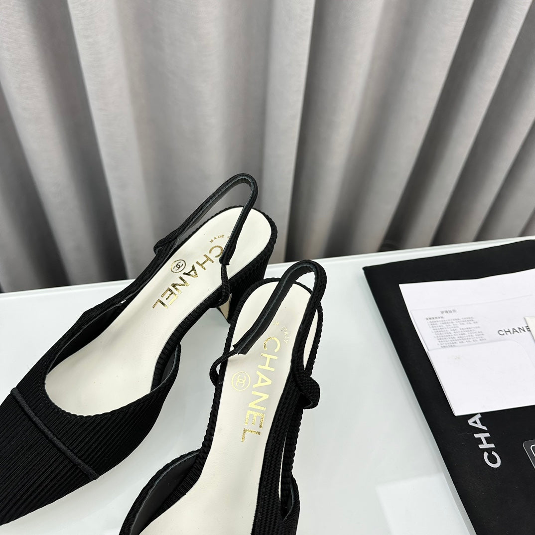 Zapatos de tacón bicolor con tira en el talón