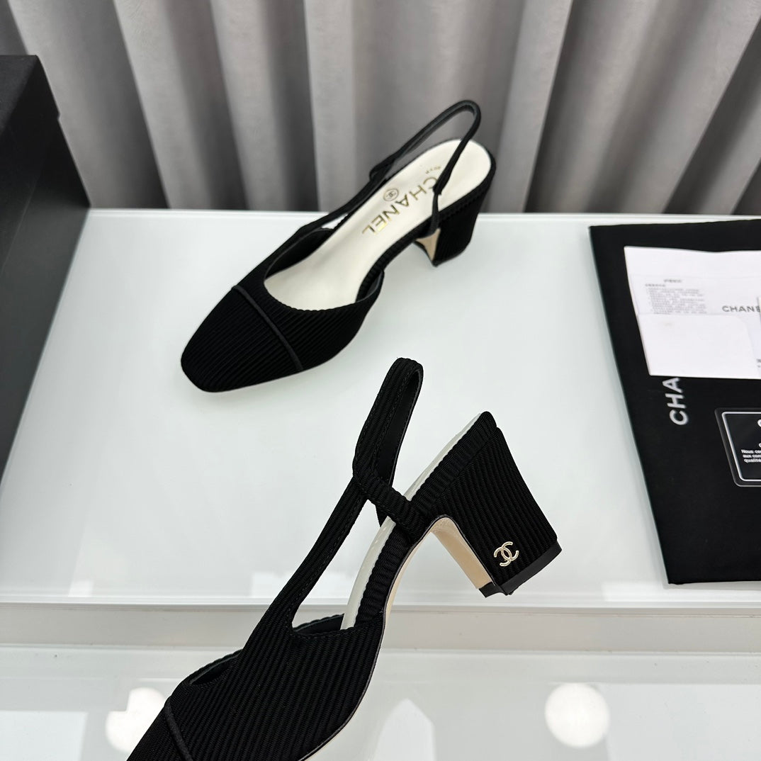 Zapatos de tacón bicolor con tira en el talón