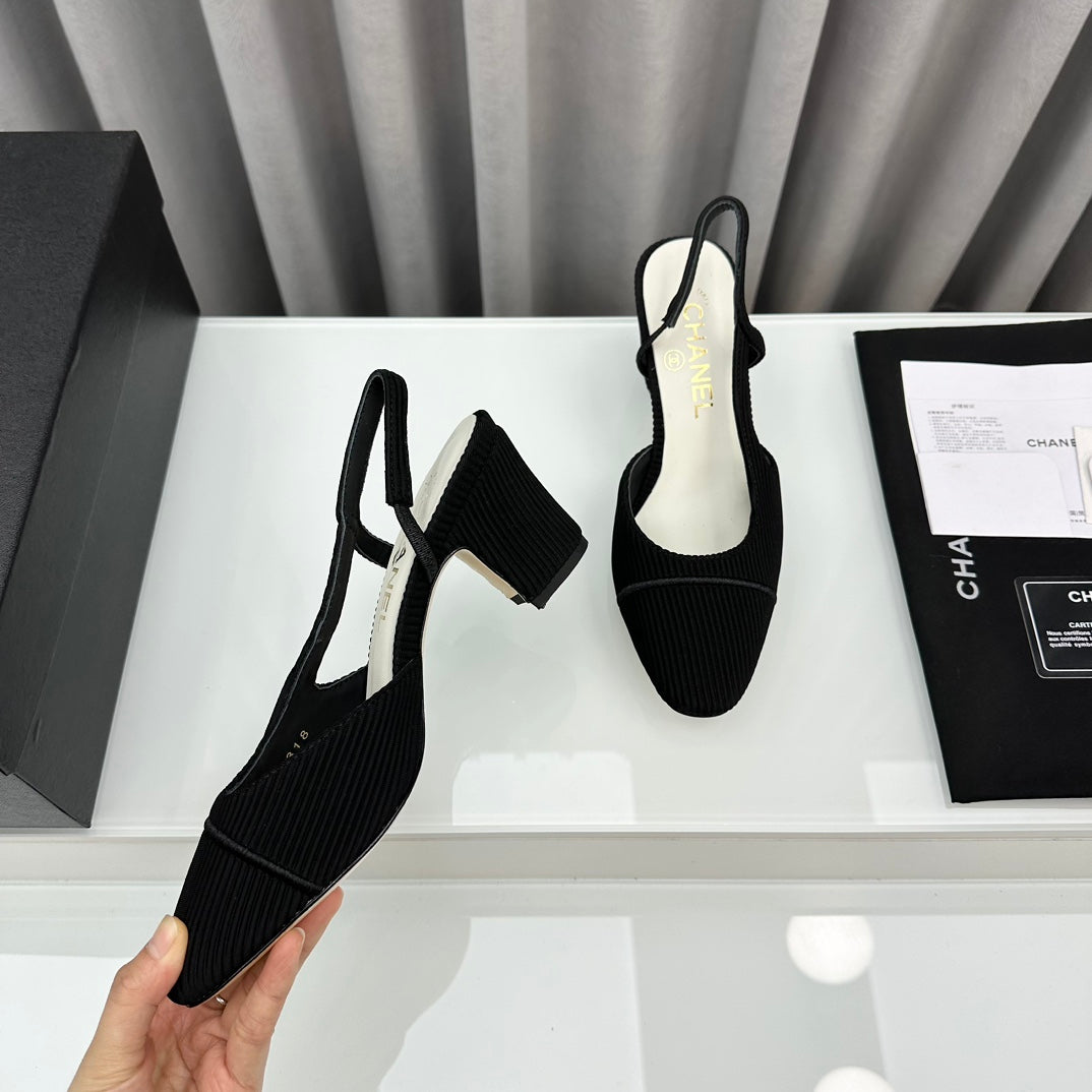 Zapatos de tacón bicolor con tira en el talón