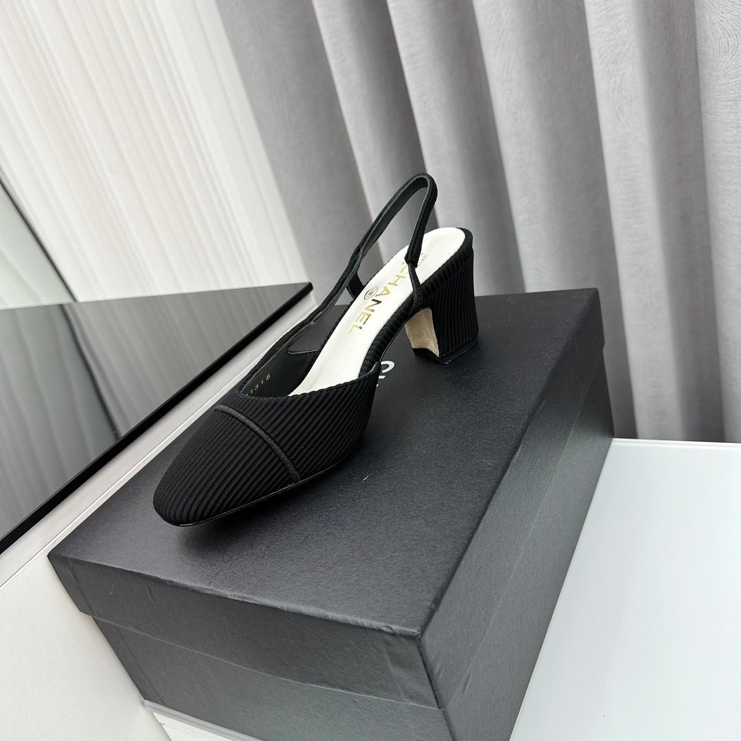 Zapatos de tacón bicolor con tira en el talón