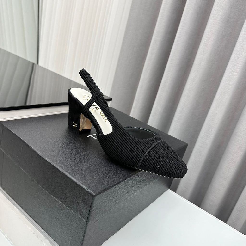 Zapatos de tacón bicolor con tira en el talón
