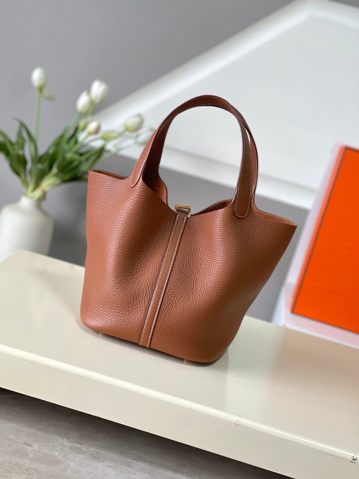 Bolso tipo cubo de cuero de 22 cm
