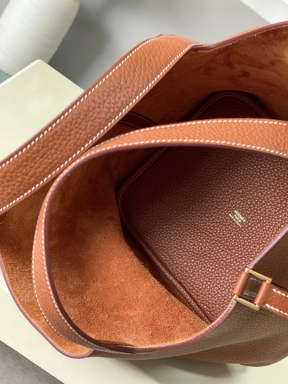 Bolso tipo cubo de cuero de 22 cm