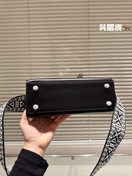 25 Litchi Leather – Edición Premium