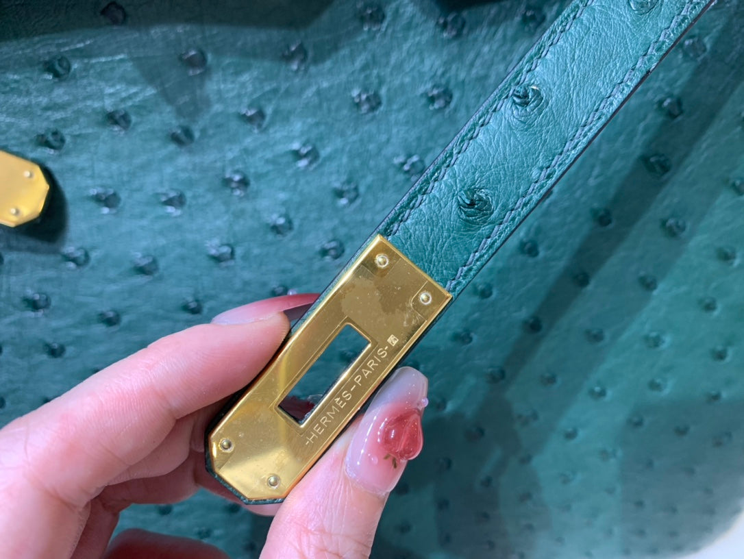 Bolsa de 40 pulgadas de avestruz y malaquita con herrajes dorados