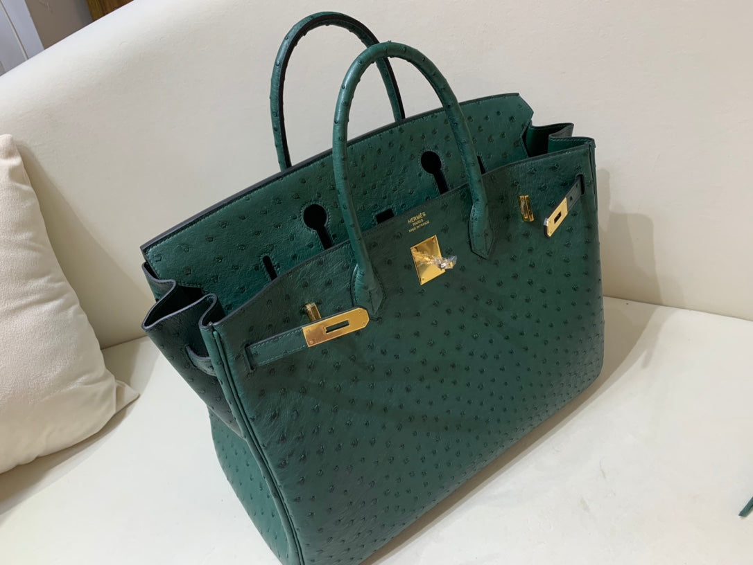 Bolsa de 40 pulgadas de avestruz y malaquita con herrajes dorados