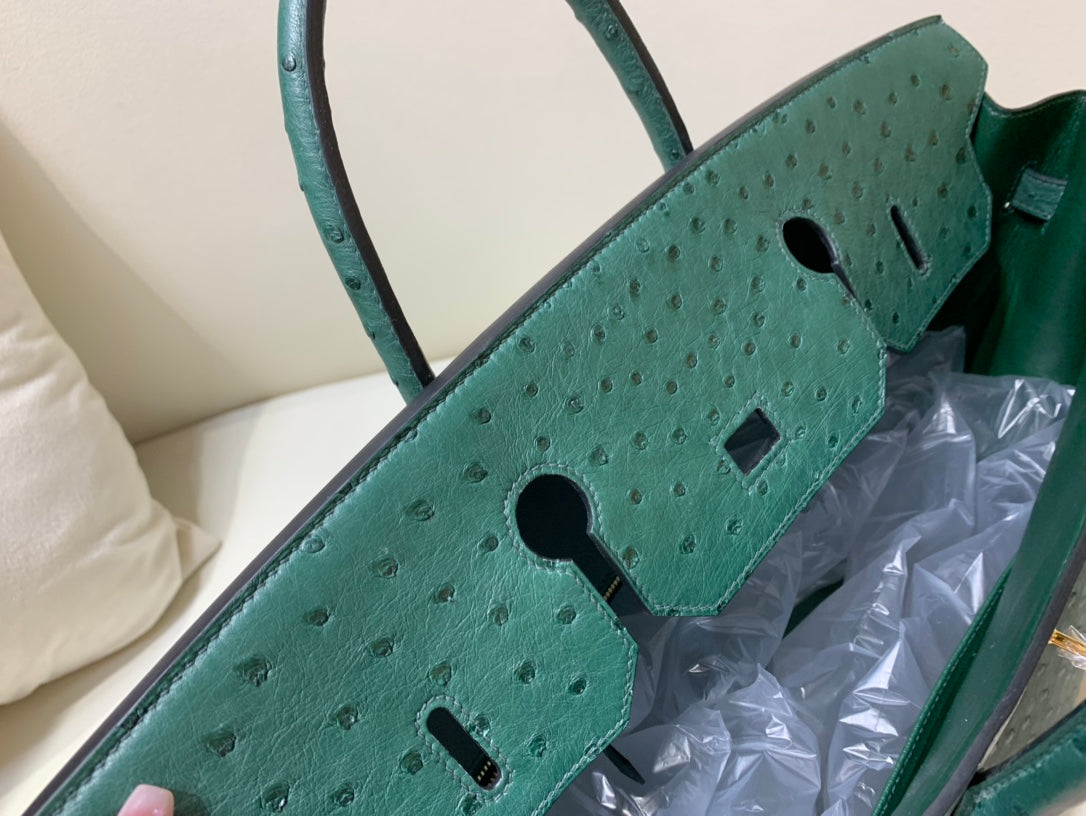 Bolsa de 40 pulgadas de avestruz y malaquita con herrajes dorados