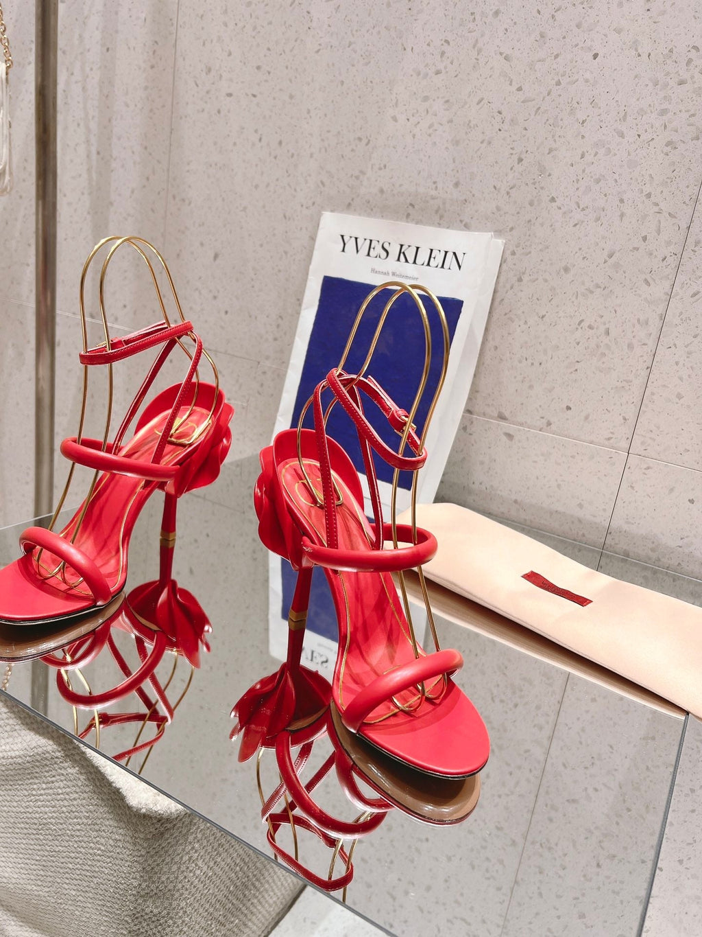 Sandalias de tacón alto con estampado floral