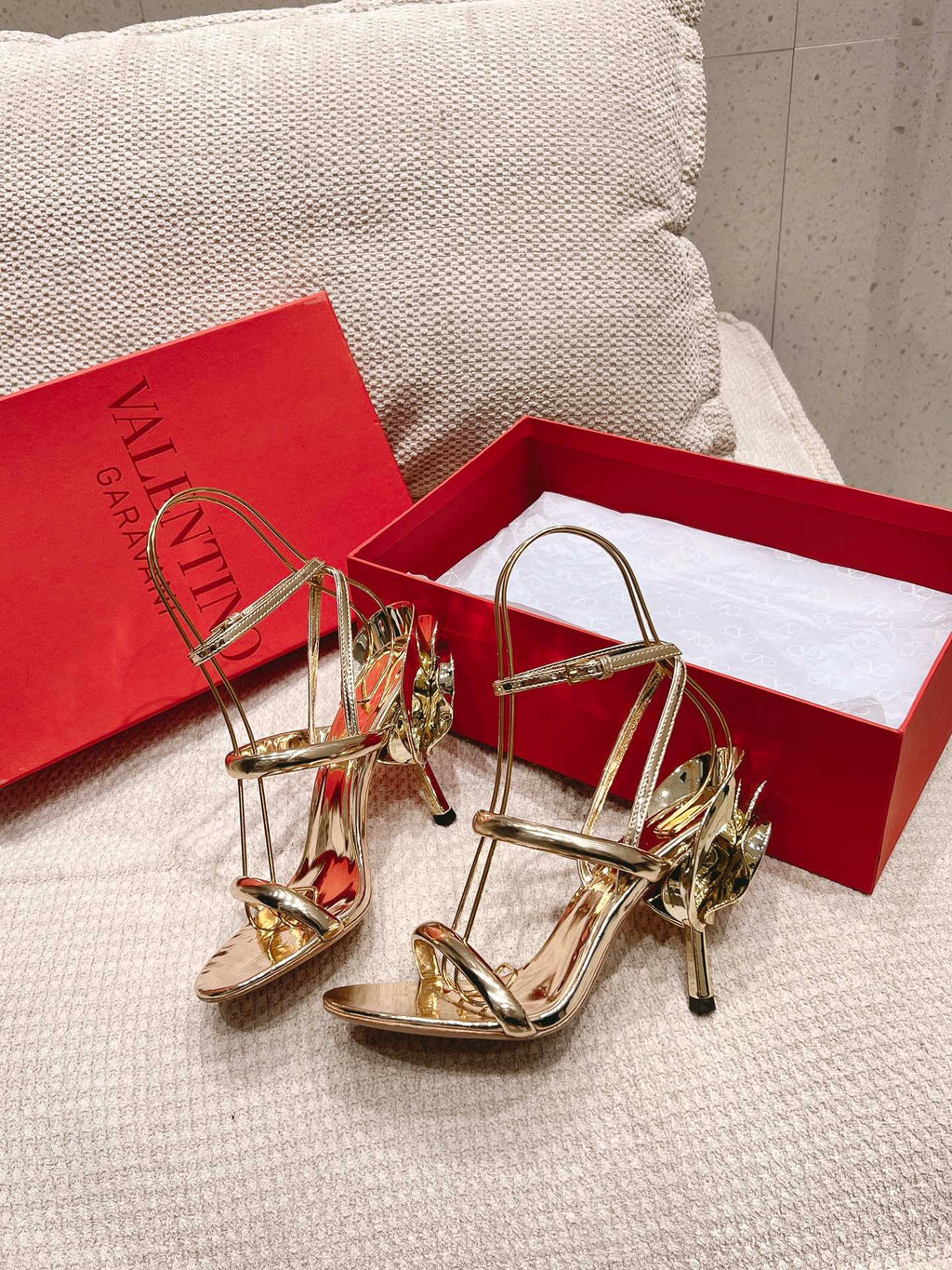 Sandalias de tacón alto con estampado floral