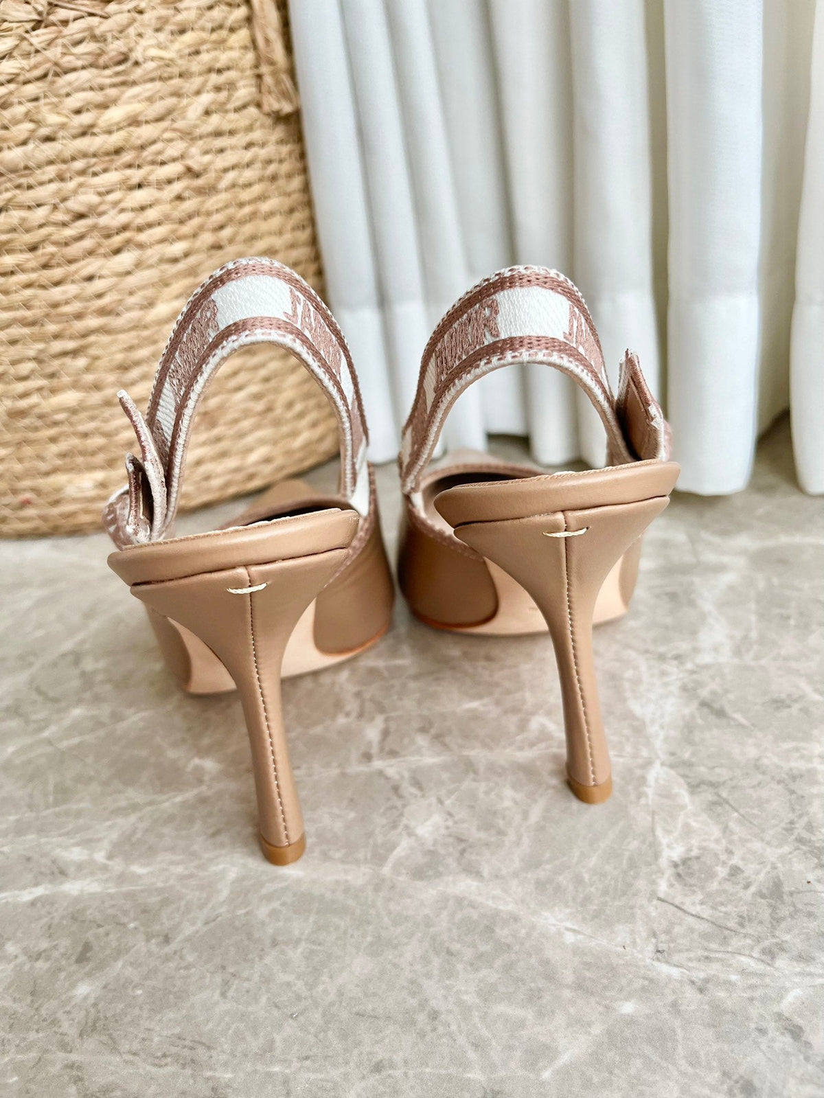 Tacones de salón con jacquard bordado