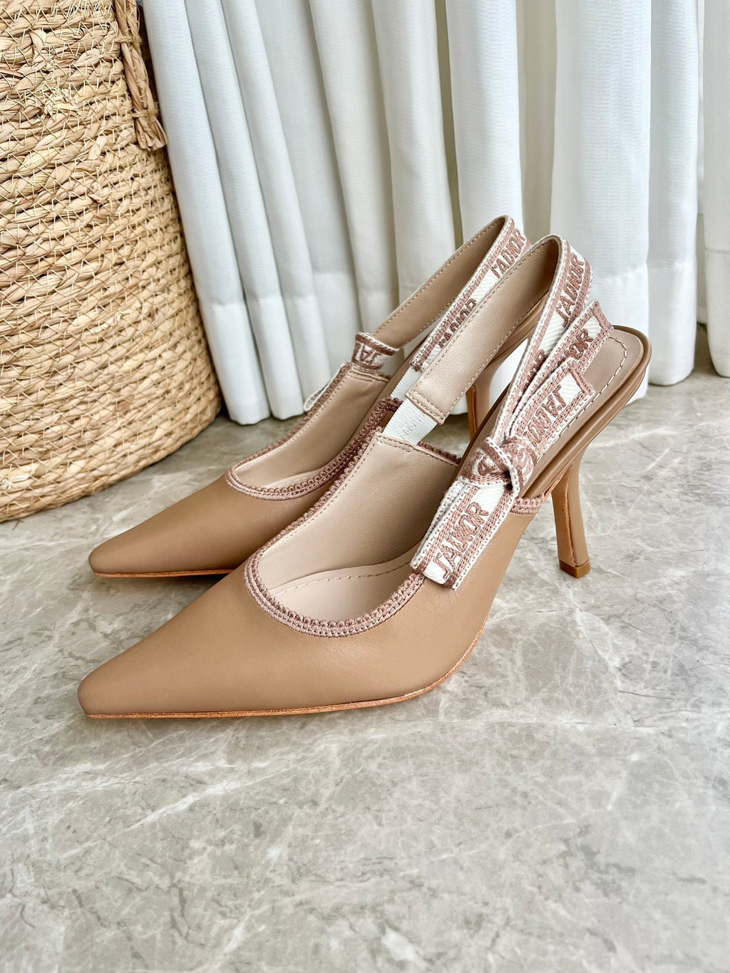 Tacones de salón con jacquard bordado