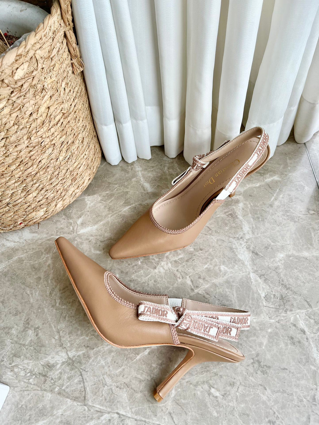Tacones de salón con jacquard bordado