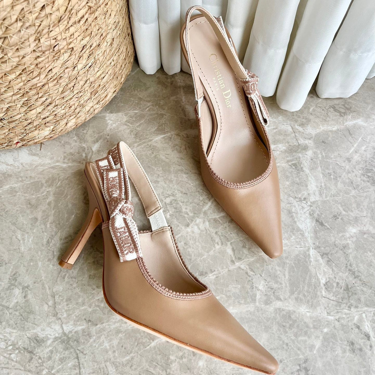 Tacones de salón con jacquard bordado