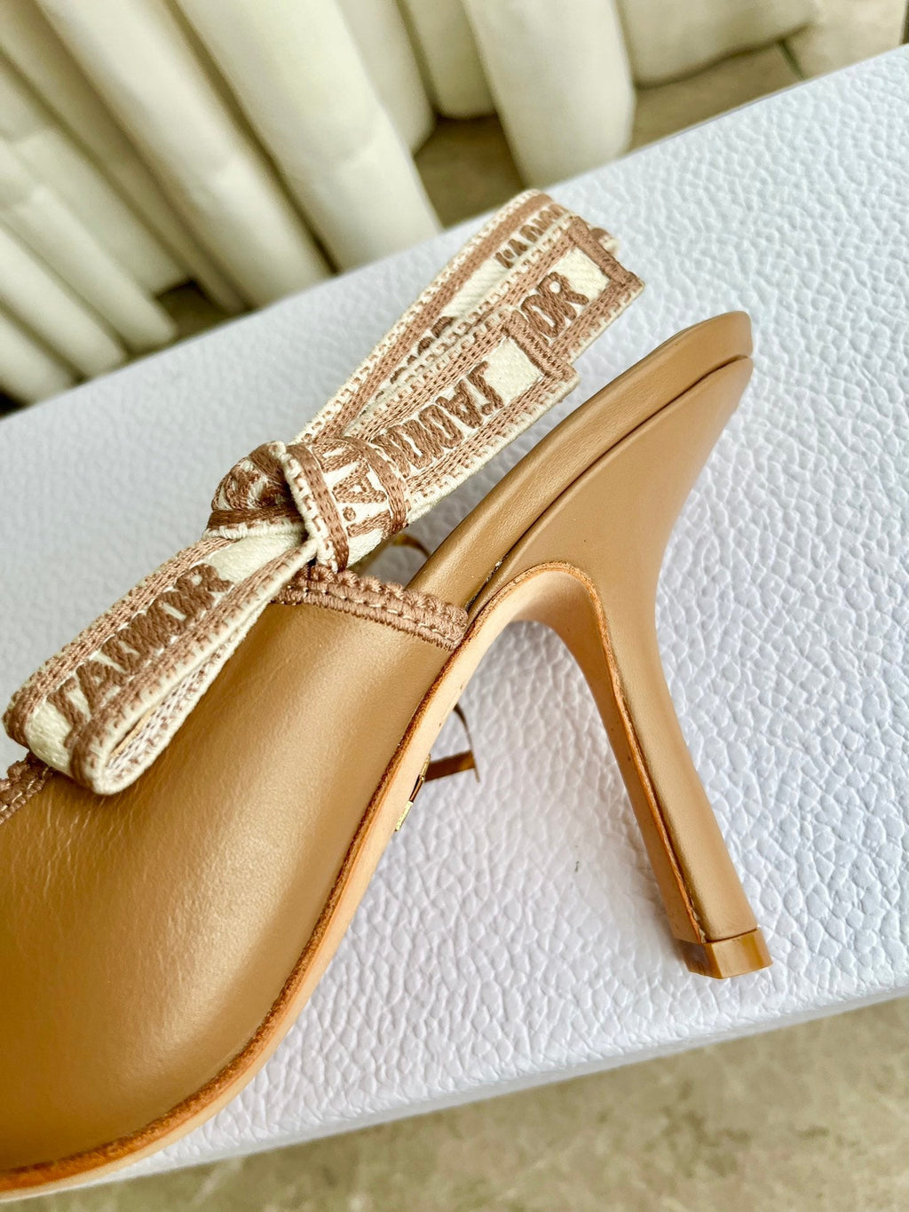 Tacones de salón con jacquard bordado