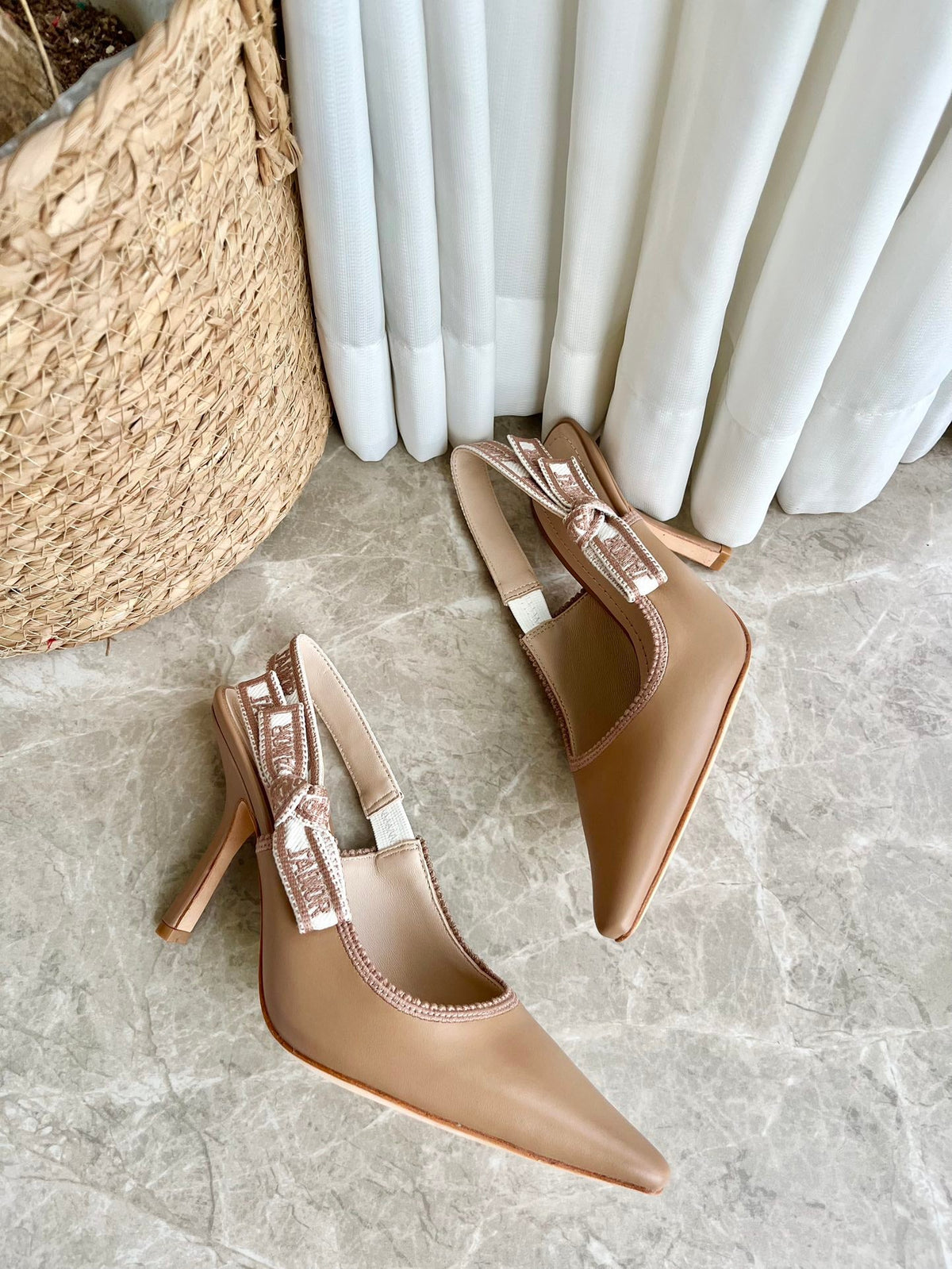 Tacones de salón con jacquard bordado