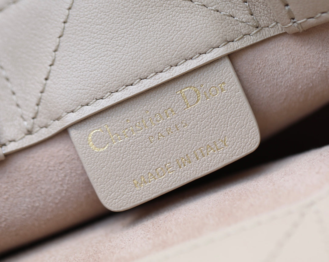 Bolso de mano estilo libro pequeño – Piel color caqui (21,5 cm)