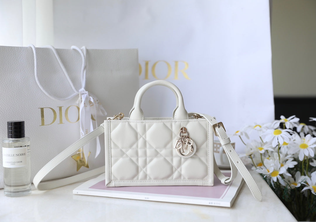 Bolso de mano estilo libro pequeño – Piel blanca (21,5 cm)