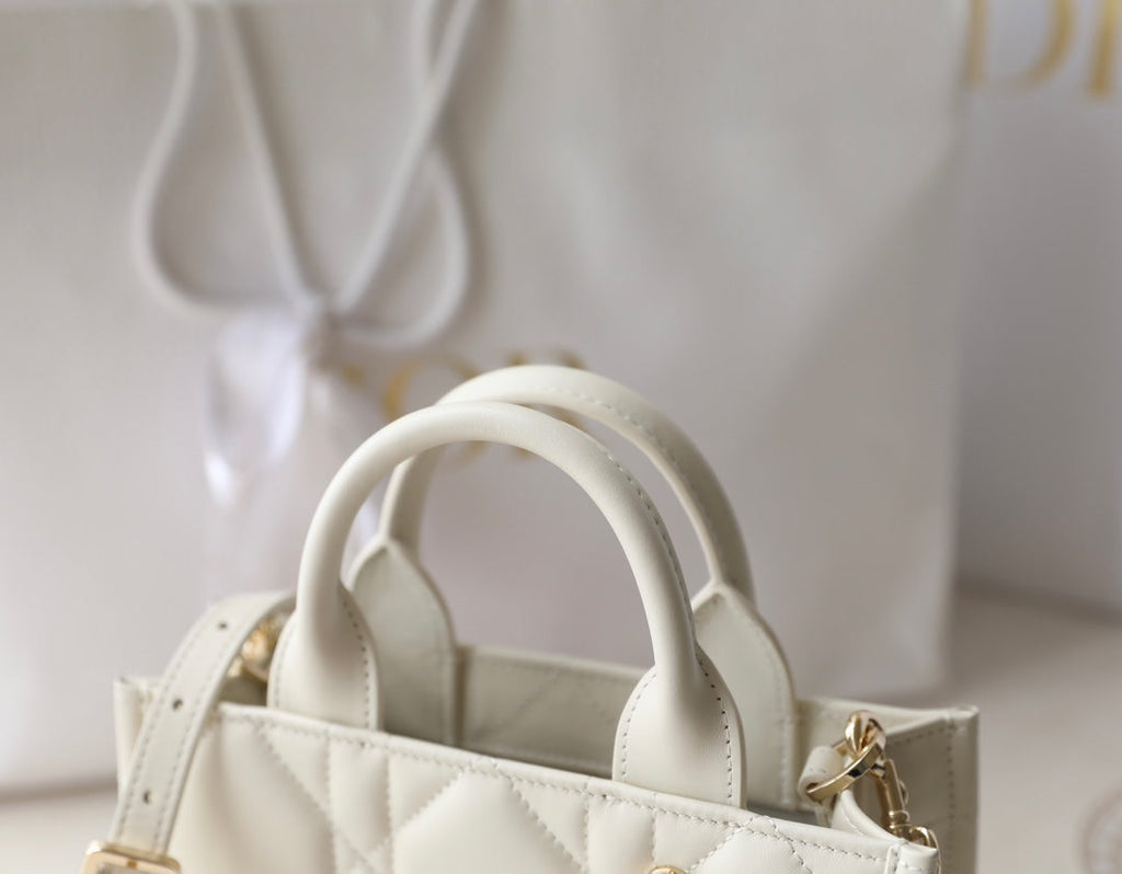 Bolso de mano estilo libro pequeño – Piel blanca (21,5 cm)
