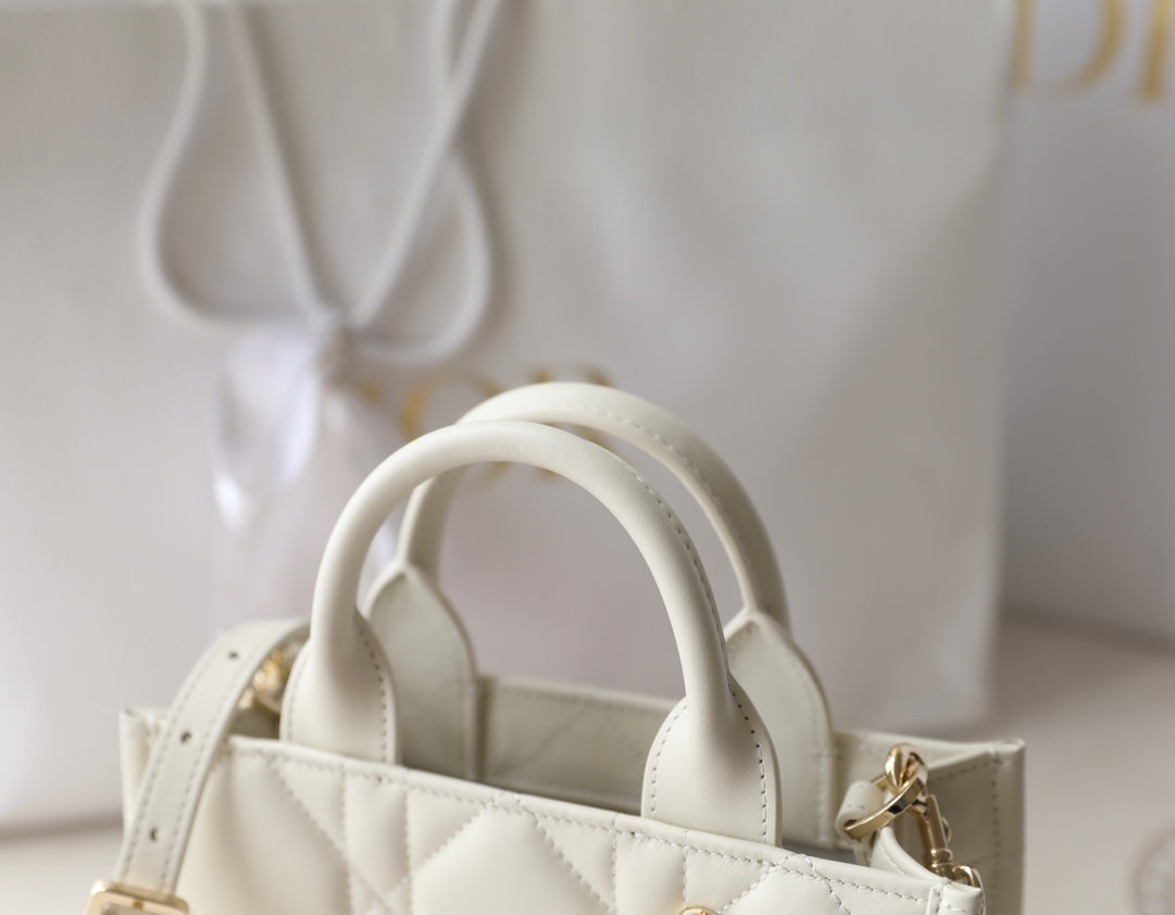 Bolso de mano estilo libro pequeño – Piel blanca (21,5 cm)