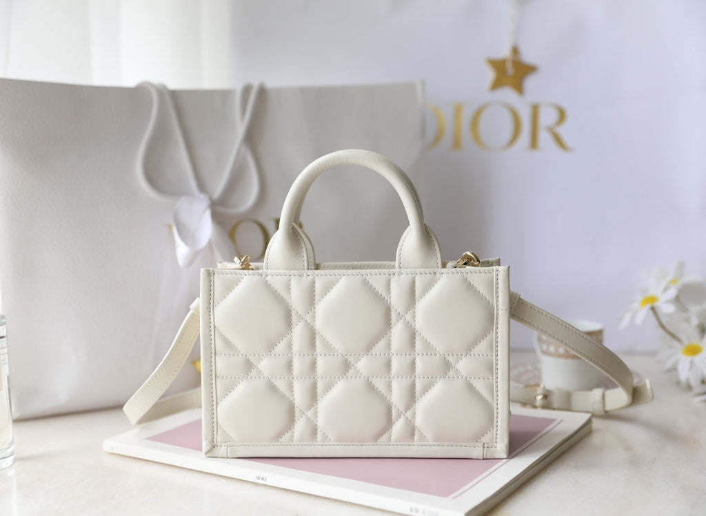 Bolso de mano estilo libro pequeño – Piel blanca (21,5 cm)