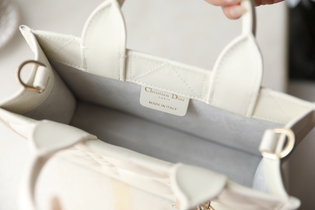 Bolso de mano estilo libro pequeño – Piel blanca (21,5 cm)