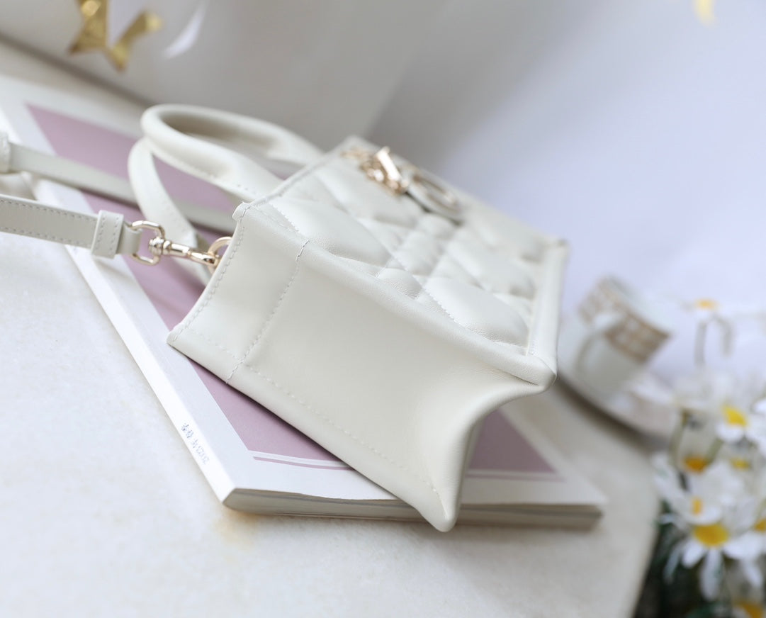 Bolso de mano estilo libro pequeño – Piel blanca (21,5 cm)