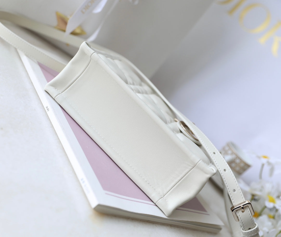 Bolso de mano estilo libro pequeño – Piel blanca (21,5 cm)