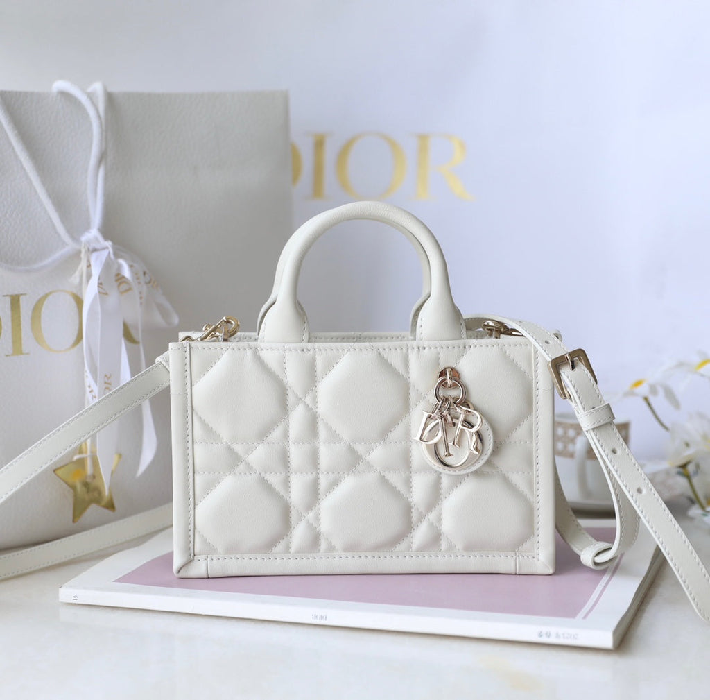 Bolso de mano estilo libro pequeño – Piel blanca (21,5 cm)