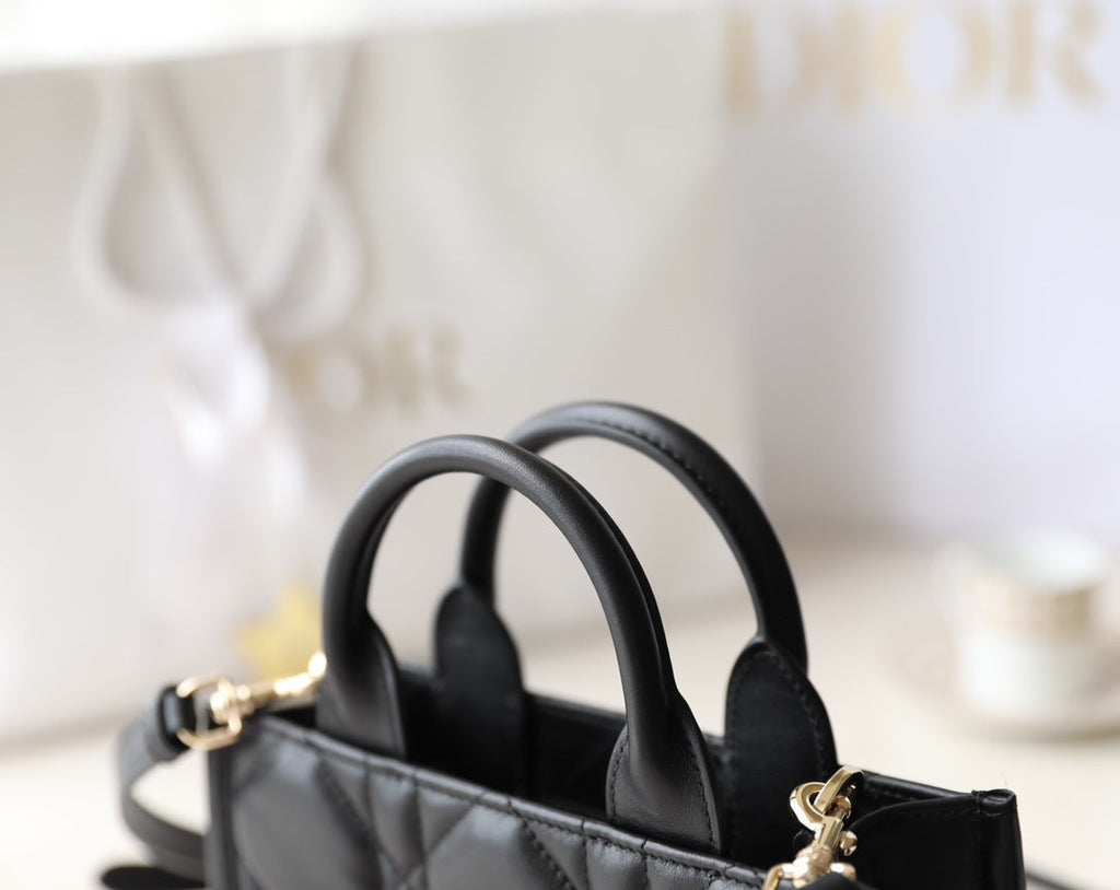 Bolso de mano estilo libro pequeño – Piel negra (21,5 cm)